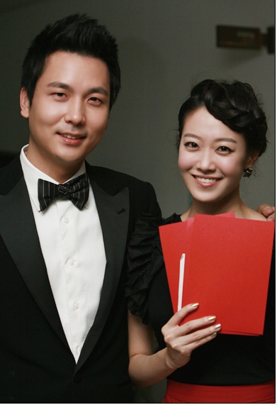 



▲ 함께 프로그램을 진행하며 다정하게 포즈를 취한 전종환(왼쪽)과 문지애 아나운서/ 온라인 게시판