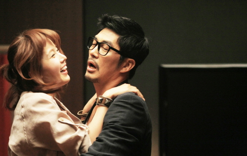 ▲ 영화 '완벽한 파트너'에서 함께 호흡을 맞춘 윤채이(왼쪽)과 김영호./영화 스틸컷