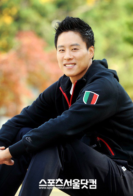 ▲ 우지윈이 연세대학교 체육관 앞 잔디밭에서 포즈를 취하고 있다