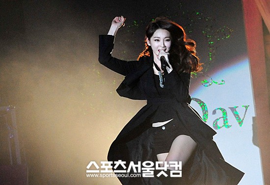 ▲화려한 퍼포먼스를 펼치고 있는 강민경. /문병희 기자