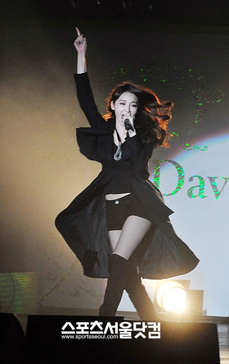 ▲화려한 퍼포먼스를 펼치고 있는 강민경.