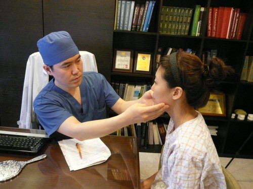 



▲페이스라인 이진수 원장이 안면비대칭을 살펴보고 있다.