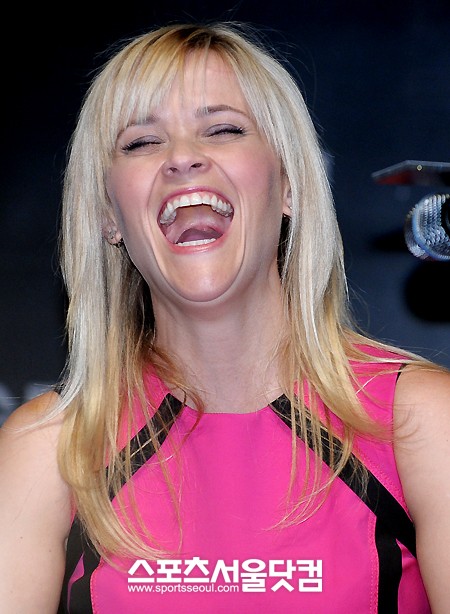 ▲취재진의 질문에 웃음을 터뜨리는 배우 리즈위터스푼. /이새롬 기자