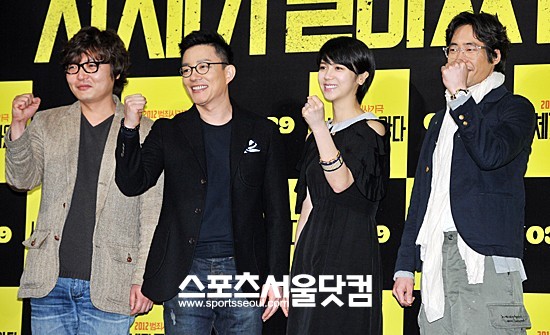 



▲'파이팅'을 외치고 있는 우선호 감독, 이범수, 김옥빈, 류승범(왼쪽부터). /문병희 기자