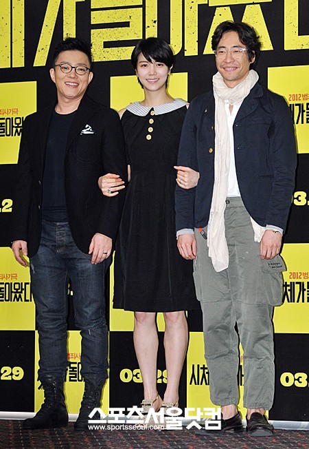 



▲다정하게 포즈를 취하고 있는 이범수, 김옥빈, 류승범(왼쪽부터).