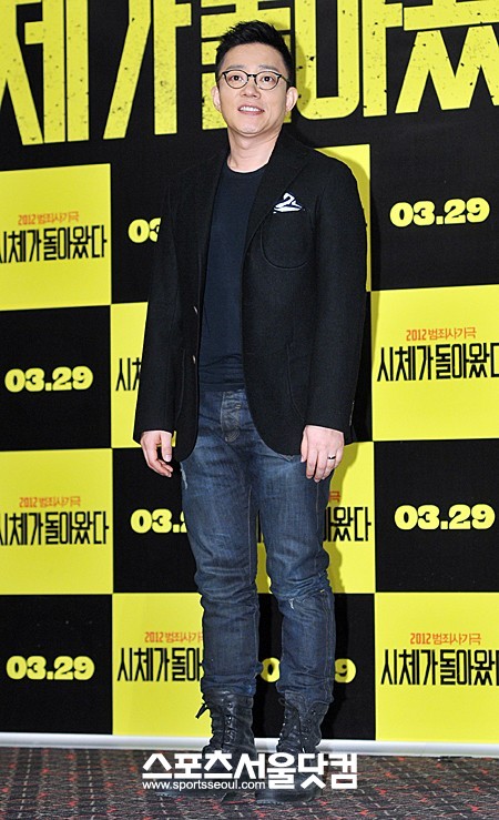 



▲포토타임을 갖고 있는 이범수.