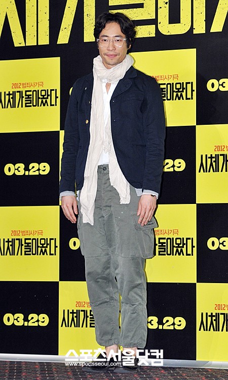 



▲류승범이 포토타임을 갖고 있다.