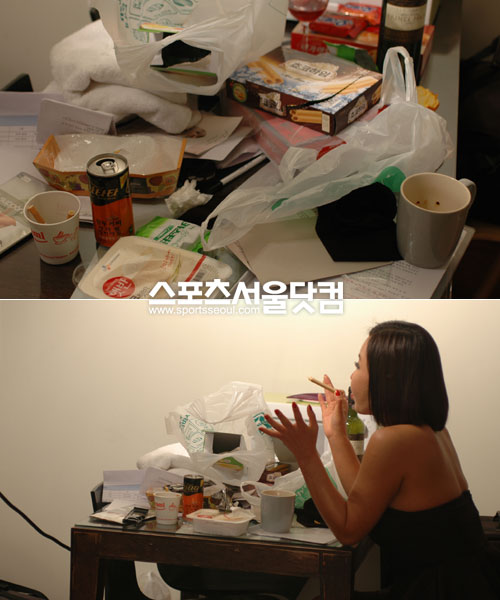 ▲대기실도 없이 촬영장 구석에 있는 식탁에서 휴식을 취하고 있는 주리아.