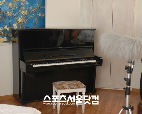 ▲주요 소품인 피아노와 현장의 생생한 소리를 담는 마이크.