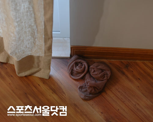 ▲'그렇게 급했나?' 한쪽 구석에 벗어던진 스타킹.