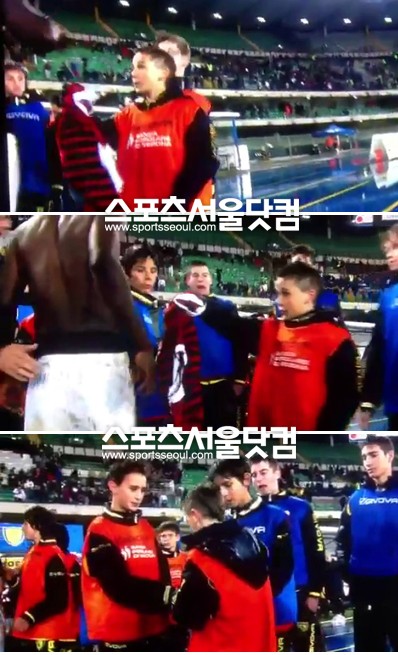 ▲ AC 밀란의 설리 알리 문타리가 건넨 유니폼을 거부하고 있는 한 볼보이. / 유뷰브 영상 캡처