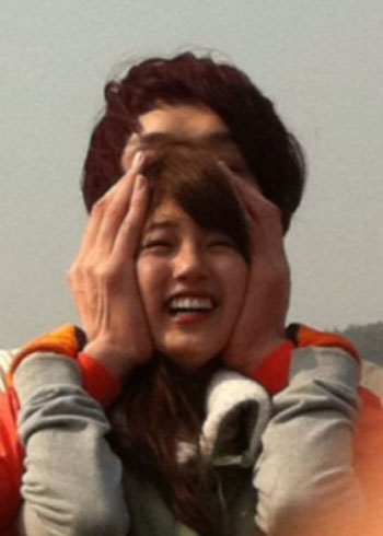 ▲수지의 얼굴을 두 손으로 감싼 최홍만. / 방송인 붐 트위터