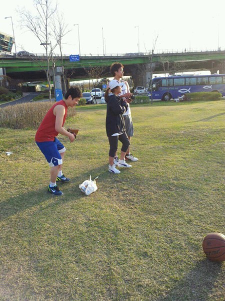 



▲ 그룹 코요테의 멤버 신지가 유병재와 한강 데이트 사진을 공개했다. / 신지 트위터 