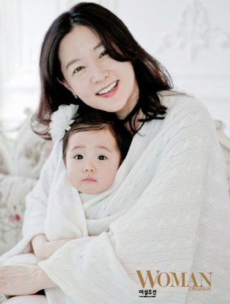 



▲딸과 함께 화보를 찍은 이영애. /여성조선 제공