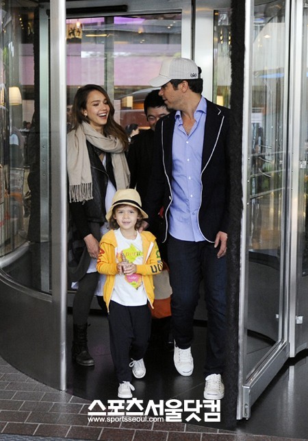 ▲ 환하게 웃으며 호텔을 떠나는 제시카 알바 가족의 단란한 모습./배정한 기자