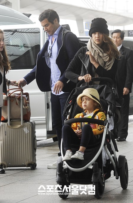 ▲ 5일간의 한국 여행을 마치고 25일 오전 인천공항을 통해 출국하는 제시카 알바 가족의 모습./배정한 기자