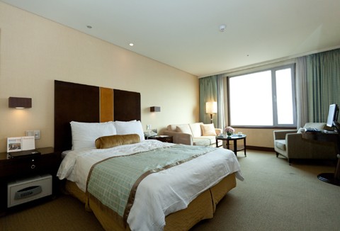 서울 강남구가 불법 퇴폐 영업행위를 하다 적발된 삼성동 라마다서울호텔에 영업정지 처분을 내렸다.