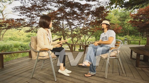 제이슨 므라즈가 한국의 기타천재 정성하 군을 극찬했다./ CJ E&M 제공