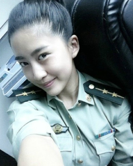 



중국 인터넷에서 사치스런 생활로 논란이 되고 있는 여군./웨이보 캡처