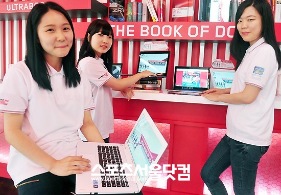 



1일 역삼동 Mstaged에서 열린 3세대 인털코어 프로세서를 탑재한 레노버 아이디어패드 U310/U410 울트라북 하우스 오픈행사에서 모델들이 제품을 소개하고 있다. /문병희 기자