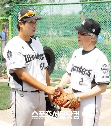 민주통합당 문재인 상임고문(오른쪽)은 LG 입단을 앞두고 있는 고양원더스의 이희성 선수에게