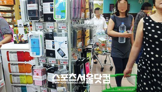 9일 한 대형마트에서 휴대폰 케이스가 진열되어 있다. 자급제용 단말기는 아직 찾아볼 수 없다.