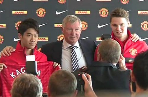 퍼거슨 감독(가운데)이 가가와 신지(왼쪽), 닉 포웰의 입단 기자회견에서 가가와를 칭찬했다. / 유투브 동영상 캡처