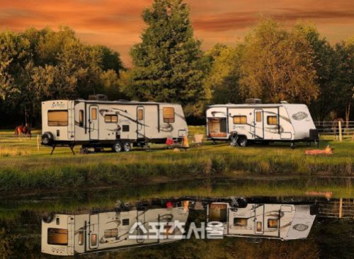 


 





롯데호텔 제주는 기존 캠핑존의 인기에 힘입어 다음달부터 최고급 정통 캠핑트레일러 도입을 결정했다.