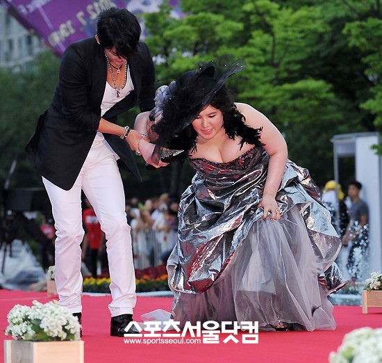 이진주(오른쪽)가 레드카펫 위에서 넘어지는 수난을 겪었다. /부천=문병희 기자