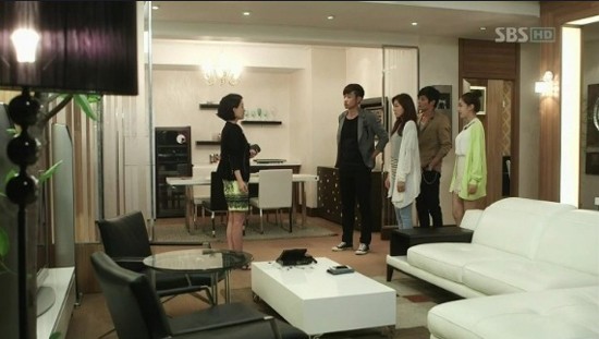 SBS 주말드라마 '신사의 품격'에 등장하는 '레지던스 호텔'에 사람들의 관심이 모아지고 있다. / SBS '신사의 품격' 캡처