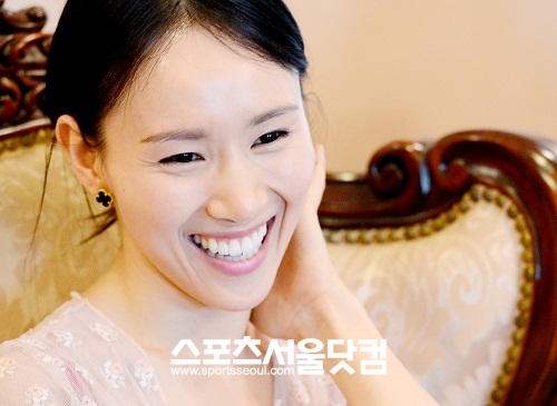 발레계 속설을 묻는 곽승준 위원장 질문에 웃고 있는 서희. / 노시훈 기자