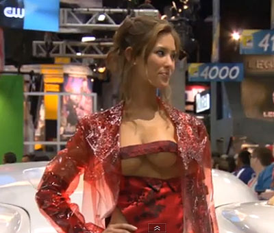 





영화 ‘토털리콜’의 ‘가슴 세 개 달린 여자’ 캐릭터 분장으로 코믹콘 행사장에 나타난 배우 케이틀린 리브. 아래는 리브가 ‘미스 친’비키니선발대회에 출전했을 당시의 모습. 사진=유튜브 캡처.