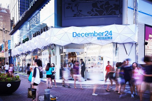 



‘디셈버투애니포’ 가 파격 할인 행사를 강남역점에서 펼친다.