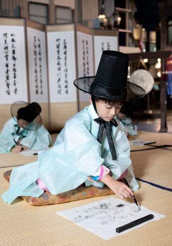 한가위를 맞아 키자니아가 준비한 이벤트 '장원급제'에 나선 어린이 선비