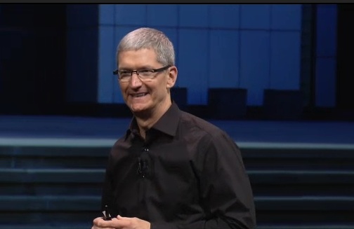 팀쿡 애플 최고경영자(CEO)가 12일 아이폰5를 공개하고 있다. 애플은 아이폰5 공개 후 '혁신'을 찾아볼 수 없다는 비판을 받았다./ 블룸버그 방송 캡처