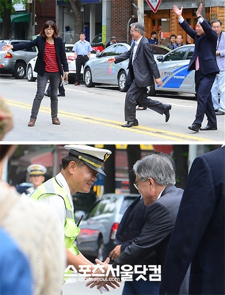 문재인 민주통합당 대선 후보가 26일 오후 서울 강북구 미아동 만만한카페에 도착해 도로를 건너 교통 경찰과 인사를 나누고 있다. /이새롬 기자