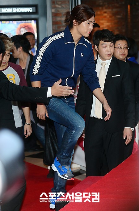 스포츠브랜드 리복의 클래식 펌프 퓨리 HLS 모델인 2PM 택연이 27일 오후 서울 영등포구 여의도 IFC몰에서 열린 팬사인회에 참석해 무대에 오르고 있다. /이새롬 기자