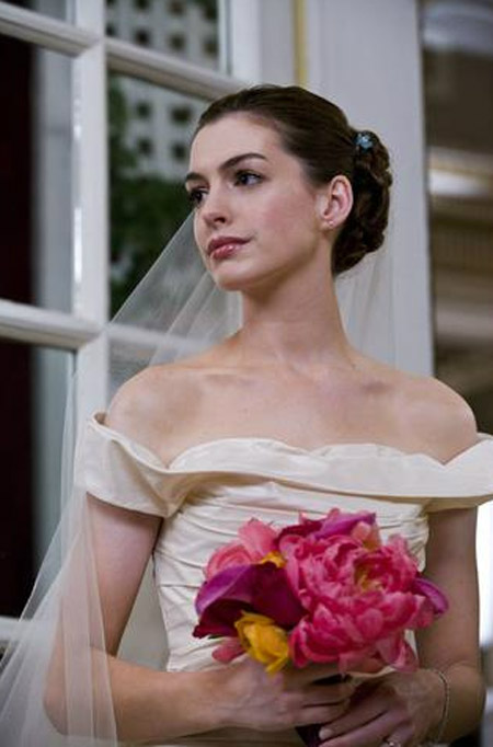 앤 해서웨이가 연인 애덤 셜먼과 결혼식을 올렸다./영화 '신부들의 전쟁' 스틸 사진