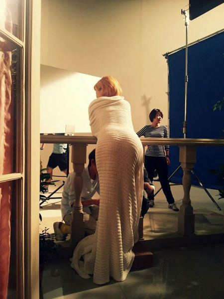 



가인의 무보정 뒤태 사진이 공개돼 화제를 모으고 있다. / 온라인 커뮤니티 캡처 