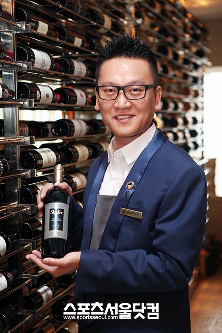 그랜드 인터컨티넨탈 서울 파르나스와 인터컨티넨탈 서울 코엑스는 15명의 전문 소믈리에로 구성된 '소믈리에팀'을 창단, 다양한 와인 프로모션을 진행한다.