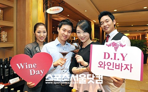 롯데호텔서울은 유명 수입 와인 25종을 대폭 할인 판매하는 'D.I.Y. 와인 바자'를 진행한다.