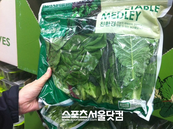 10일 코스트코 양평점 채소 코너엔 싱싱한 채소를 사기위해 사람들의 발길이 끊이지 않았다. / 문지현 인턴