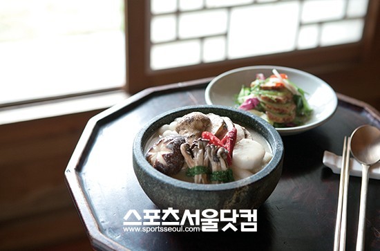 



국내 주요 특급호텔들의 가운데 한식당을 운영하는 호텔의 비중이 전체의 절반에도 미치지 못하고 있는 것으로 나타났다. 한정식당 '봉래헌'을 운영 중인 메이필드 호텔의 점심 특선 메뉴 들깨탕. 