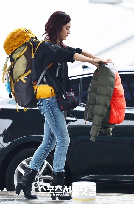 레인보우 재경이 22일 오후 인천국제공항 출국장에서 열린 SBS 예능프로그램 '정글의 법칙W' 오프닝 촬영에 참석하기 위해 이동하고 있다. /인천국제공항=배정한 기자