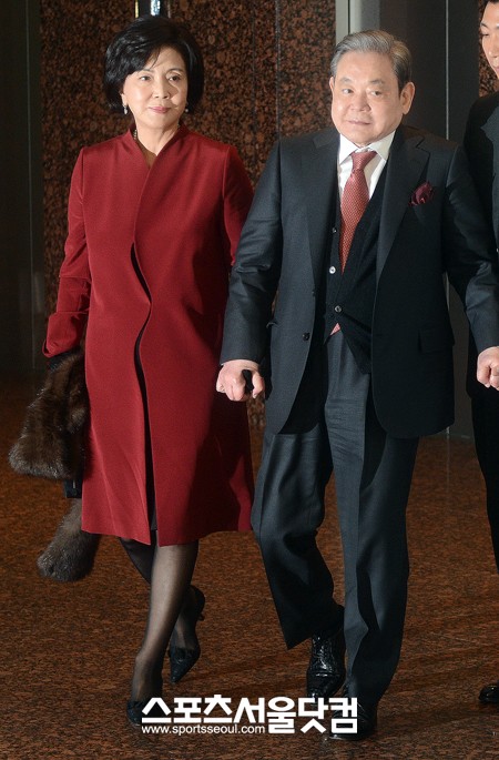 



행사시작 예정시간인 오후 3시 30분보다 10분 늦은 3시 40분 이건희 회장과 홍라희 관장이 행사장으로 들어섰다. / 노시훈 기자