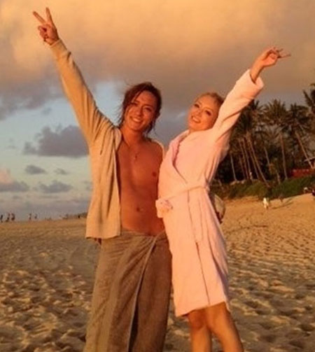 하마사키 아유미(오른쪽)가 쌍방 불륜과 중혼 의혹에 휩싸였다. / 우치야마 마로카 블로그 