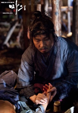 



드라마 '마의'의 사암도인이 환자를 진맥하고 있다./출처=mbc