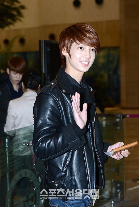 아이돌그룹 보이프렌드의 영민이 일본에서 열리는 프로모션 참석차 24일 오전 김포국제공항에 도착해 팬들을 향해 손을 흔들고 있다./김포국제공항=임영무 기자