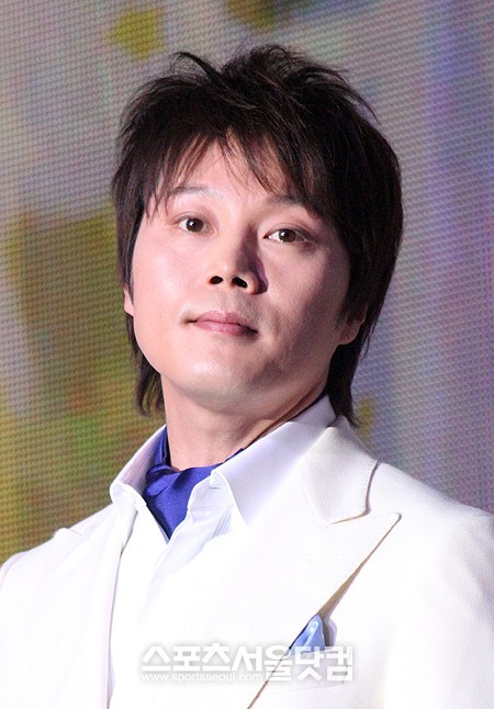 [SS포토]겨울연가 가수 류, '배용준 콘셉트' - 포토 | 기사 - 더팩트