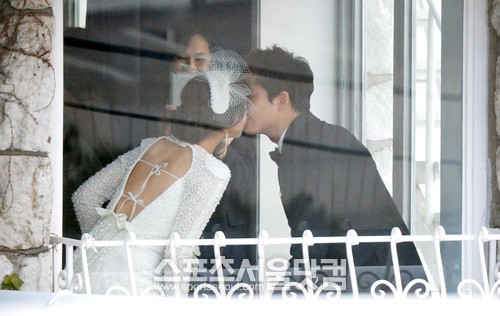 사랑하는 동반자와 달콤한 키스./더팩트DB